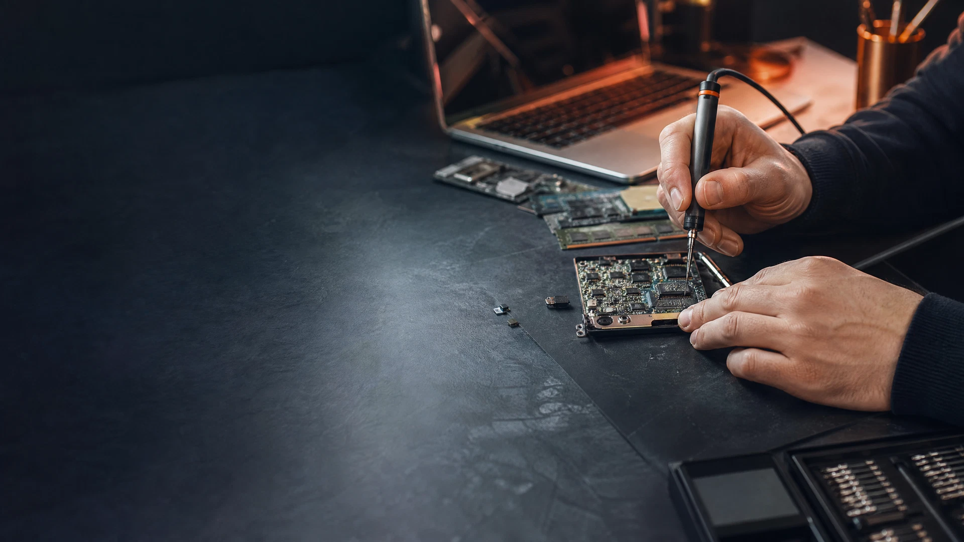 Atelier et circuit électronique en cours de réparation